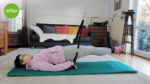 Bild Frau die Übungen mit einem Schlingentrainer macht